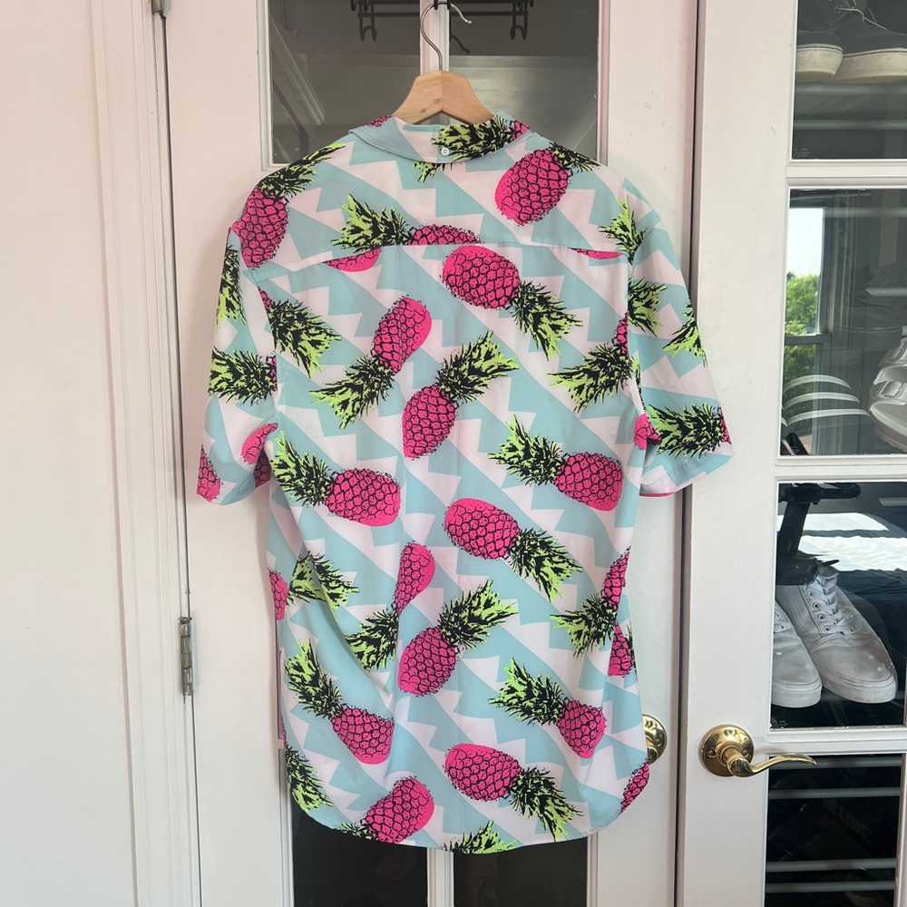 Chubbies Weekend Wear pull over men’s shirt.